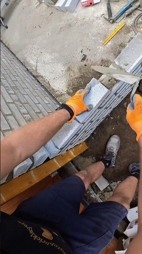 Stretcher bond bricklaying