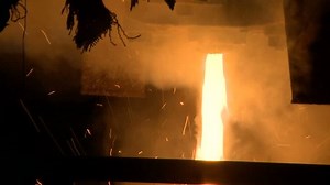 Molten Metal Pouring Out Furnace Liquid 库存影片视频（100% 免版税）1006854034 | Shutterstock