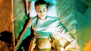 女孩怀上外星怪物，各种诡异的事情接踵而至《遗传厄孕》欧美惊悚片