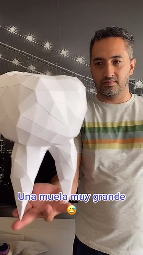 Muela de cartulina: Escultura en papel de una muela gigante