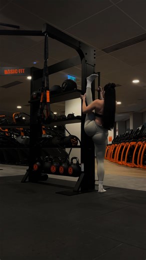 Laura Hartman on Instagram: "Y si tú gymcrush está en el gym ataca que no tiene pareja seguramente 🤪 #flexibilidad #movilidad #humorgym"
