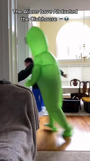 Aliens Abduct Disney Clubhouse - Spooky Encounter with Mickey, Donald Duck, and Goofy