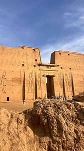 Descubriendo el majestuoso Templo de Edfu, uno de los santuarios mejor conservados de todo Egipto. Historia, colores y la fuerza del dios Horus en cada rincón. Hashtags: #TemploDeEdfu #Edfu #Horus #EgiptoAntiguo #HistoriaViva #TemplosDeEgipto #ViajeAEgipto #GuíaEnEgipto #EgiptoMágico #DescubreEgipto #EdfuTemple #EgyptTravel #EgyptTourGuide #AhmedSalahTours | Me Apasiona Viajar a Egipto