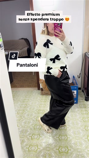 Questi pantaloni in ecopelle sono diventati subito un MUST nel mio armadio 🤎 Modello a gamba larga, super comodi, morbidissimi al tatto e con effetto slanciante che valorizza la figura. Perfetti per outfit eleganti o streetwear, stanno bene con tutto e non fanno pieghe. Se vuoi un look chic senza sforzo… questi sono da prendere subito 👖✨ Clicca il carrellino arancione per vederli meglio! #pantaloni #moda #donna #outfit #fashion