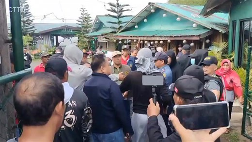 EVICTION ORDER NG KORTE LABAN SA ISANG BRGY. CHAIRMAN NAUWI SA KAGULUHAN AT KOMOSYON by: BONG RIVERA **** LUMBAN, LAGUNA—Nauwi sa kaguluhan at tensiyon ang pagpapatupad ng eviction order ng korte laban sa isang barangay chairman sa bayan ng Lumban, matapos siyang utusang bakantehin ang mga ari-ariang kanyang inuukupa at i-turn over sa sinasabing bagong may-ari ng lupa sa Barangay Caliraya. Dakong alas 9:00 ng umaga Enero 30 nang dumating ang grupo ng sheriff sa compound ng isang restaurant na pa