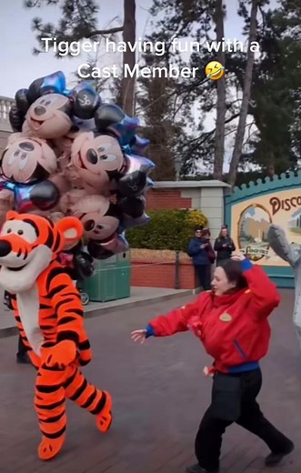 Tigger Having Fun with a Cast Member | Disney TikTok Video