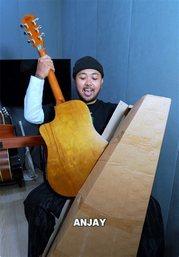 dari pada beli gitar akustik kw mending beli brand lokal! nih gua beli Gitar SANEZ TOP SOLID asoy banget suaranya! . link pembelian di bio gua