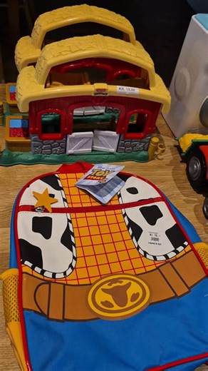 Diana Futtrup on Instagram: "Genbrugstur for 380 kr. Og nej… jeg gik ikke kun ind “for lige at kigge” 😅♻️ Det her er, hvad 380 kr. blev til 👇 🧸 Legetøj & leg – 2 x Fisher Price bondegård → 15 kr. pr. stk – Toy Story taske (helt ny m. mærke) → 7,50 kr. – Legetøjstraktor → 15 kr. – Legetøjsvaskemaskine → 30 kr. – Pose Roblox-figurer → 15 kr. – Vintage Fætter BR-figurer → 30 kr. – Byggemand Bob-rumler → 38 kr. – 2 poser eventyrfigurer → 30 kr. pr. pose – Lykkepose → 10 kr. (med Fisher Price figu