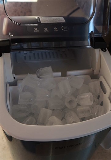 This ice maker makes the ice so crisp and it makes it fast too.😊 #thebest #kitchenfinds #icemaker #ice #icemakermachine #icecube #kitchengadgets #kitchenessentials