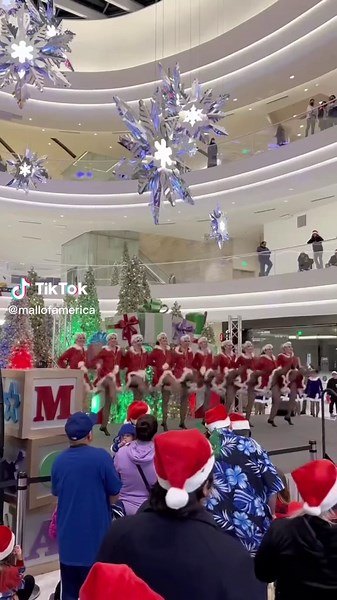 Sleigh, what?! 🛷 Santa has arrived at MOA! #🎅 #moaholidays #mallofamerica #christmas #santaclaus