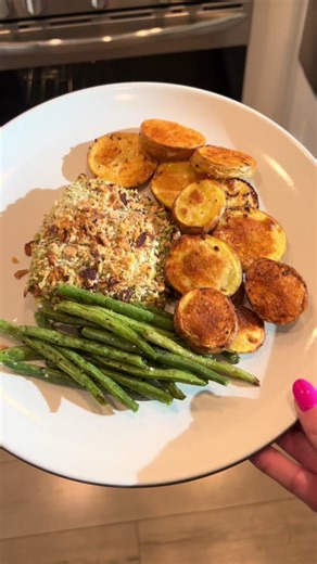 Panko-crusted cod recipe👇🏼 Ingredients: 2 Cod Fillets 🐟 ⅓ cup Basil Pesto 🌿 1 Lemon 🍋 2 Tbsps Mayonnaise ¼ cup Panko Breadcrumbs 🍞 ¾ lb Potatoes 🥔 6 oz Green Beans 2 Tbsps Sliced Roasted Almonds Instructions: 1. Preheat oven to 450°F. 2. Prepare produce: wash, dry, and cut potatoes into 1/2-inch rounds; trim green beans. 3. Zest lemon for 2 tsp, quarter and deseed it. 4. Roughly chop almonds. 5. Mix pesto, mayo, and juice from 2 lemon wedges; season with salt and pepper. 6. Combine breadc