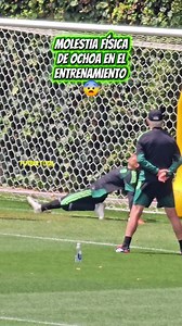 ¡SUSTO DE OCHOA EN EL ENTRENAMIENTO DEL TRI! 😰 😦 La cancha le hizo una mala pasada al arquero mexicano, quien de inmediato mostró malestar en la rodilla. 🫣 Javier Aguirre acudió a valorarlo, pero después de reincorporarse, el portero seis veces mundialista señaló que podía continuar la práctica. 😁 Todo quedó en un susto, en el día previo del duelo de México vs Chequia, para cerrar el Grupo A del Mundial 2026.