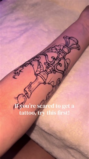 Jagua gel henna tattoos serve as a perfect alternative to getting real tattoos if you’re still unsure of what you want! ✨ They provide the appearance of real tattoos and fade away after 1-2 weeks depending on the area they are placed, and look absolutely stunning! I get my jagua henna cones from @Gopi Henna #henna #hennaartist #jaguahenna #temporarytattoo #hennatattoo