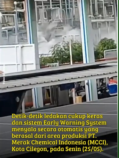 detik-detik area produksi PT. Merak Chemical Indonesia (MCCI) mengeluarkan asap pada Senin (25/05). #fyp #tiktok #cilegon #banten