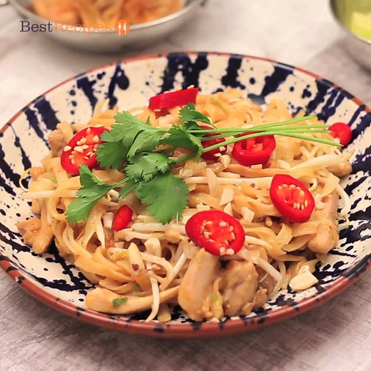 This Chicken Pad Thai will have you licking the bowl clean. 😋 Get the recipe: https://trib.al/WGw4q85 | Best Recipes