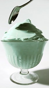 Our Cryo-Flash Cream-Mask might look like a delicious frosty treat, but it's packed with powerful active ingredients to give you that instant lift. ____________ Notre masque Cryo-Flash peut sembler être une délicieuse gourmandise glacée, mais il regorge d'ingrédients actifs puissants qui procurent un effet liftant instantané. | Clarins