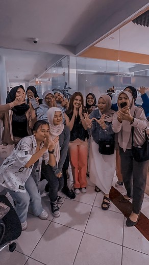 POV ketika @syarla.marz mampir ke studio @pro2bdg Serruuuuuuuu.. ya cantik, ya baik, y low profile dan ............ apalagi gaess? Spill di komen ya.. 🫰🏻 🎥 : @shen_dee 🎬 : @riokobe8 #syarlamarz #pro2bdg | pro2bdg