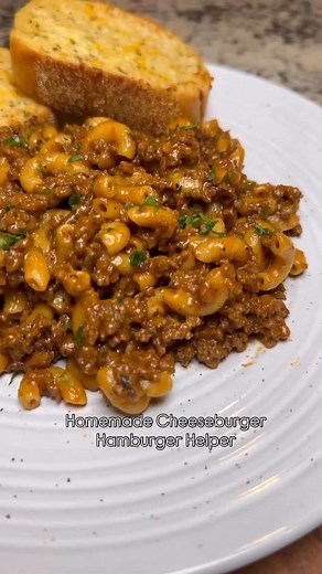 2 lb Ground beef 2 cups elbow macaroni 2 tbs Tomato paste Beef broth 1/2 cup heavy cream 1/2 cream cheese. Seasoned with salt, pepper, Italian seasoning, oregano, basil, and chili powder. #homemadehamburgerhelper #cheesebugermac #easydinnerideas #homemadecheeseburgerhelper #homemadehamburgerhelpercheeseburgermacaroni | Tina Farmer