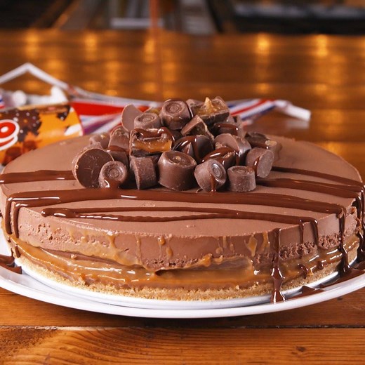 We love Rolos so much, we made them into a cheesecake. Full recipe: https://trib.al/fYNDJaL (via Delish UK) | Delish