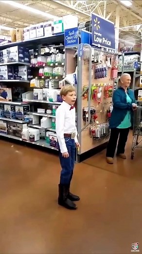 Cet enfant chante en "Yodel" comme un suisse avec la voix qui dérape !