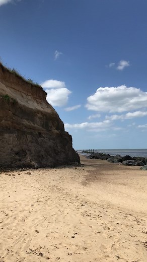 Erosion at happisburgh beach #happisburgh #beach #erosion #summer #norfolk #northnorfolk #enviromental #nature #cliff #summervibe #daytrip #dayout #adventure #explore #walk #exploring #climatechange