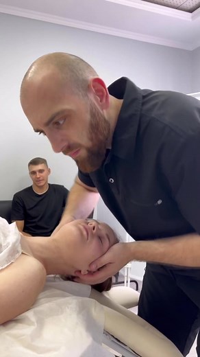 #crack #chiropractor #manualtherapy #chiro #chiropractic #мануальнаятерапия #doctor #невролог #больвспине #мануальныйтерапевт #головнаяболь