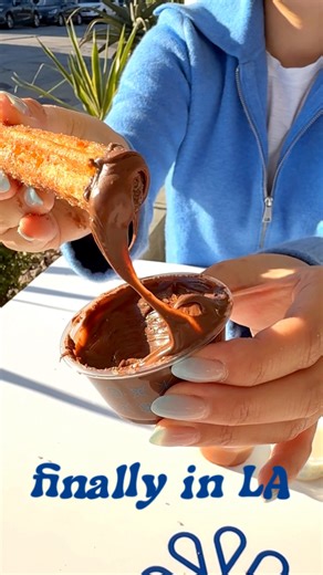 Ellie 🩷 on Instagram: "The churro I ate every single night in Mexico City is finally in LA 🥹 El Moro has been around since 1935, and the taste is exactly how I remember it. Each churro is $3, but the combo deals are so worth it, so make sure to check the combo menu. 🤎 Don’t forget to order dips too. They have seating inside and outside. There is a small parking lot, but it fills up fast, so plan on street parking. The line can get up to 2 hours these days, but their hours are pretty long, so