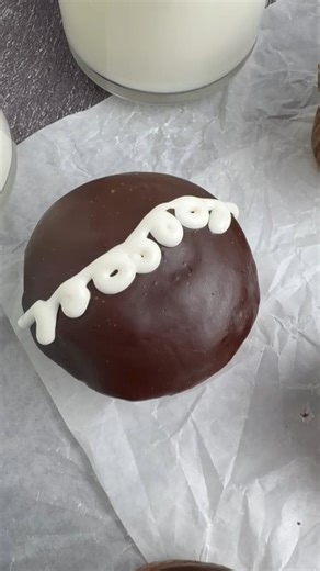 The cupcake we ALL grew up loving 🍫✨Copycat Hostess chocolate cupcakes—soft, chocolatey, and filled with creamy nostalgia. Comment RECIPE and I'll send it to you! 🔗https://urls.grow.me/yolXKHg4-p | Butter Your Biscuit