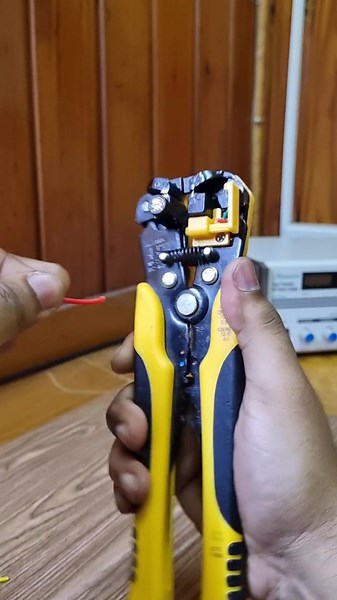 Strip wire like a pro with these automatic wire strippers! #how to #diy