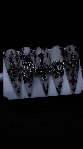 Diseños de Uñas Góticas con Estilo