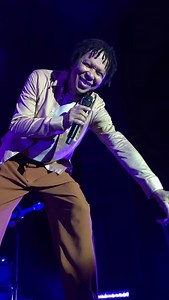 Djavan multi talentos: canta , dança e dá autógrafos no meio do show 😉🥰! Assim foi a energia em Teresina, segundo show desse final de semana! Obrigado, Piauí! Plateia vibrante do início ao fim! | Djavan