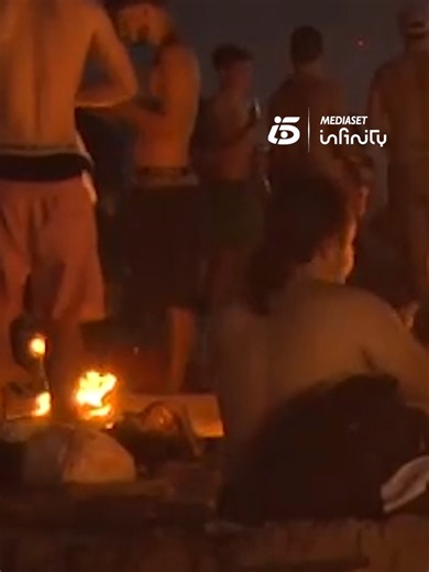 Noche de San Juan con playas abarrotadas pese a la prohibición de hacer hogueras #noticiastiktok #noticias #news