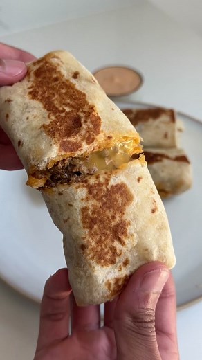 HIGH PROTEIN, LOW CALORIE creamy beef & cheese burritos 🤤 🌯 Macros (for 2 burritos) ⬇️ 486 calories 47g protein 42g carb 23g fat 30g fiber Filling (6 burritos) ⬇️ ➡️ medium heat pan 1 lb ground beef 1 tsp salt 1/2 tsp garlic powder 1/2 tsp paprika 3 tbsp lite cream cheese 3 tbsp taco sauce 28g reduced fat Mexican cheese 28g reduced fat mozzarella cheese 30g diced green chiles (optional) Chipotle sour cream (6 burritos) ⬇️ 2 tbsp lite sour cream 1/2 tsp chipotle adobo sauce 1/4 tsp chipotle pow