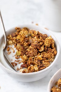 FULL RECIPE: https://www.simplyquinoa.com/healthy-pumpkin-quinoa-granola/ This HEALTHY PUMPKIN GRANOLA is seriously the best fall recipe ever! So flavorful, super crunchy, and with the perfect clusters. It's also vegan, gluten-free and oil-free too 💃🏻 | Simply Quinoa