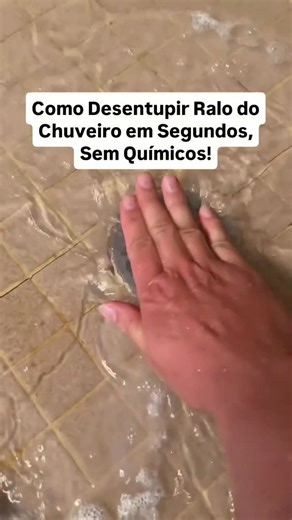 Marcelo Junior |Criador de conteúdo Digital on Instagram: "Como desentupir ralo do chuveiro em segundos, sem químicos! Ralo lento ou água acumulando no banho quase sempre é sinal de acúmulo de cabelo e resíduos de sabonete no sifão! Um problema comum que muita gente tenta resolver com produtos corrosivos. . O resultado aqui é simples: resolver o entupimento em segundos, sem química, sem danificar os canos e sem chamar encanador. Ferramentas físicas flexíveis alcançam o ponto exato onde o cabelo 