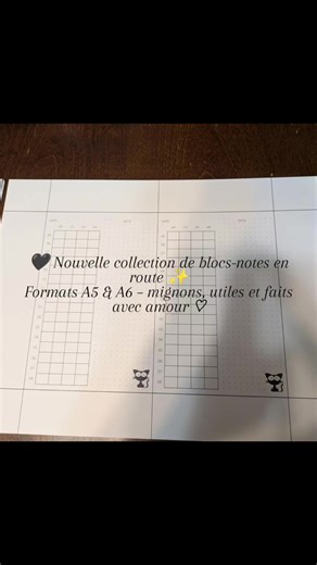Je prépare de nouveaux modèles de blocs-notes A5 et A6 🌸 Des designs pensés pour t’aider à t’organiser avec douceur et créativité — du style minimal chic au look kawaii avec mon petit chat noir 🐱 🗒️ Parfaits pour : • planifier ta journée • noter tes idées • suivre tes routines • ou simplement décorer ton espace de travail ✨ Chaque bloc est créé avec soin et imprimé avec amour 💌 👉 Reste à l’affût, la collection arrive très bientôt dans ma boutique Etsy 💕#faitmain #papeterie #blocnotes #etsy