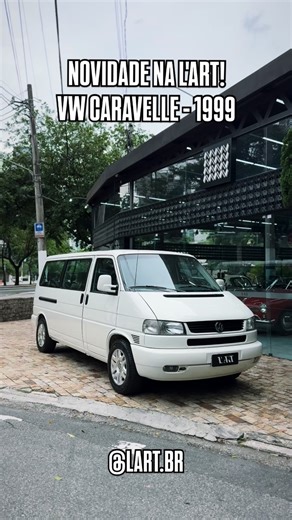 L'ART on Instagram: "Volkswagen Caravelle 1999, versão executiva, equipada com motor 2.4 cinco cilindros diesel e câmbio manual. Um exemplar raríssimo, totalmente original, de segundo dono e com apenas 68 mil km. Na cor Branco Candy, com interior em veludo listrado cinza impecável, configuração para 10 lugares em quatro fileiras, bancos dianteiros individuais e última fileira dobrável. Ar-condicionado, direção hidráulica, rádio original Motobras, rodas aro 16 diamantadas (acompanha jogo original