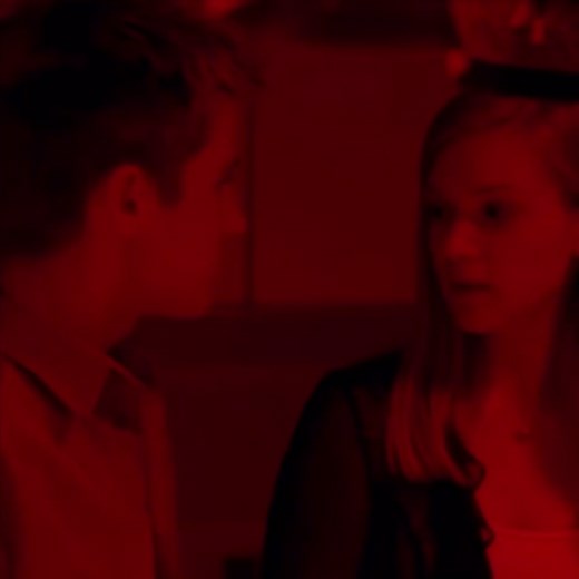 AJ Cook en Teen Sorcery: ¡Descubre la Magia!