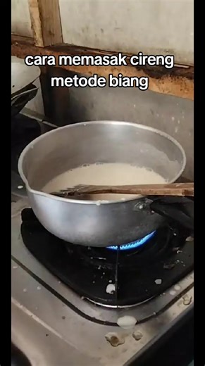 tutorial memasak cireng metode biang -20 gram terigu -50 air -lada bubuk -bawang putih bubuk -kaldu -garam (dicampur jdi satu dimasak sampai berwarna kecoklatan lalu matikan kompor masukan ke -50 gram tapioka kalau mau bikin banyak tinggal dikalikan saja untuk bahan bahanya selamat mencoba #resep #tutorial #edukasi #cireng