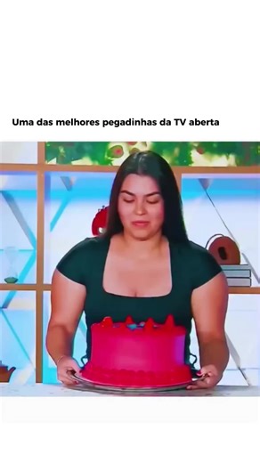 Curiosidades | Histórias | Fatos históricos on Instagram: "As pegadinhas do SBT marcaram gerações e se tornaram um dos quadros mais populares da televisão brasileira. Com humor simples, situações absurdas e personagens inusitados, elas conquistaram o público ao transformar o cotidiano em surpresa, riso e espontaneidade. Exibidas principalmente em programas como o Programa Silvio Santos, as pegadinhas apostavam em cenários comuns, ruas, lojas, elevadores e escritórios, onde pessoas anônimas eram 