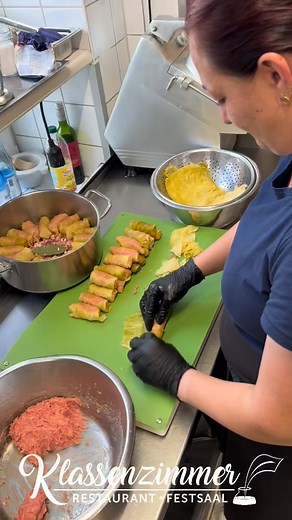 🇷🇴✨ Im Klassenzimmer wird’s heute international! Unsere liebe Ella hat für die 𝗔𝗸𝘁𝗶𝗼𝗻𝘀𝗸𝗮𝗿𝘁𝗲 ein Stück ihrer Heimat Rumänien mitgebracht: Sarmale 🥬 – traditionelle Krautwickel, serviert auf cremigem Selleriepüree, dazu eine kräftige Sauce und ein Klecks Smetana mit frischem Dill 🤤💚 Ein Gericht voller Herz, Heimat & Genuss – so vielfältig wie unser Team! 🫶 👉 Komm vorbei und probier dich durch die Welt – heute gibt’s Rumänien auf dem Teller! 🇷🇴🍽️ #Sarmale #RumänischeKüche #Ell