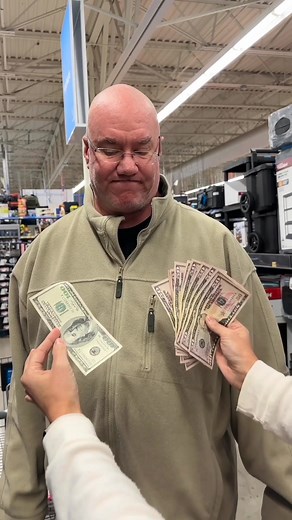 Heartwarming Christmas Act of Kindness: Giving Back to Strangers