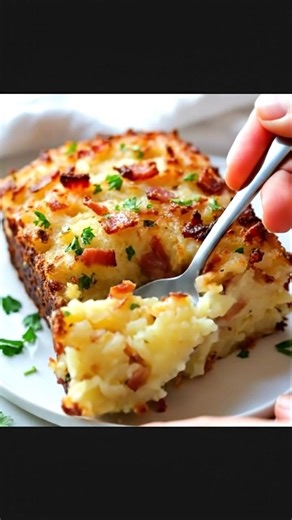 Crispy on the outside, soft on the inside! This traditional Polish Potato Babka is a delicious, savory dish made with grated potatoes, bacon, and onions, then baked to golden perfection. Perfect as a side dish or a hearty main course, this recipe is a comforting taste of home . Get the recipe in the comments!👇👇 | Easy Recipes for Beginners