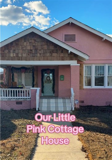 Welcome! If you love fun colors, thrifty/vintage vibes & dopamine decor, you’re in the right place! 🫶🏼 #dopaminedecor #pinkhouse