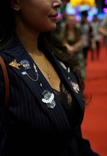 My fashion at EUIC! 🙌🏽🇬🇧 Outfit One: Pins Galore 💕blazer energy inspired by men’s fashion, but Pokémon-fied. Structured, classic, then covered in pins for that cute little chaotic collector twist! Outfit Two: Teacher’s Pet school uniform vibes with an Applin plush keychain and Fidough plush pin. Sweet, studious, but make it Poké-coded 🍎🐶 Outfit Three: it’s giving front-row chic. Houndstooth jacket, slightly dressed up, paired with my purse stacked with those tiny Pokémon metal keychains. 