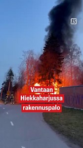 267K views · 641 reactions | Vantaan Hiekkaharjussa paloi perjantaina autiorakennus, joka sijaitsee aivan junaraiteiden vieressä. Keski-Uudenmaan pelastuslaitos sai hälytyksen keskisuuresta rakennuspalosta Hiekkaharjuntiellä noin kello 20.45 perjantai-iltana. Paikalle lähti aluksi kolme pelastus­laitoksen yksikköä. Lopulta paikalle saapui yli kymmenen yksikköä. Pelastuslaitoksen mukaan palo aiheutti sankan savupilven. ️: Lukijan video | Ilta-Sanomat | Facebook