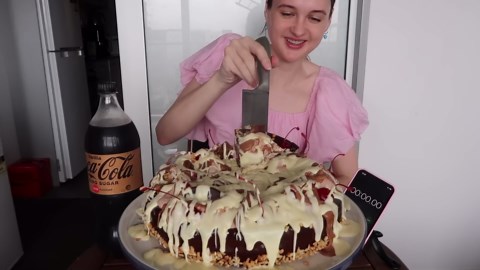 Competitive eater attempts to eat 10,000 calorie cheesecake challenge