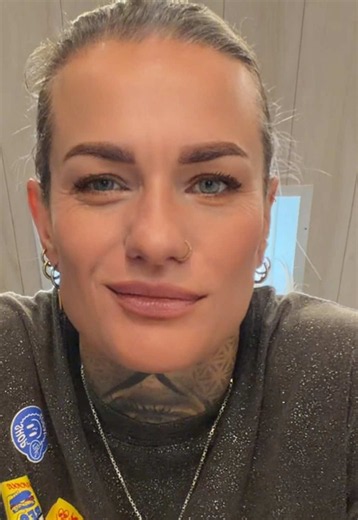 Gleich geht’s zum Dinner… #rockmusik #goodvibes #heavymetal #blueeyes #tattoos