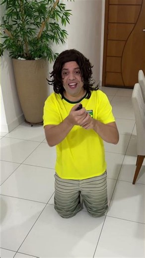 QUANDO SEU IRMÃO MAIS NOVO QUER MUITO ASSISTIR O JOGO DO BRASIL 2