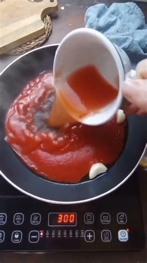Cicoria ripassata al sugo, un contorno facile e veloce adatto per accompagnare secondi piatti a base di carne. Di @cucinatranquilla Ingredienti 300 g di cicoria pulita 300 g di passata di pomodoro 300 g di acqua 2 cucchiai di olio extravergine di oliva 2 spicchi di aglio 4 g di sale fino per il sugo 14 g di sale grosso per la cicoria. Procedimento Elimina il gambo della cicoria, tagliala in pezzi di 5-6 cm e lavala bene. Sbollentala 20 minuti in abbondante acqua salata. Scolala. Prepara il sugo.